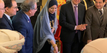 La embajadora corta la tarta conmemorativa en presencia de todos los embajadores árabes, encabezados por su decano, el embajador palestino Musa Amer Odeh.