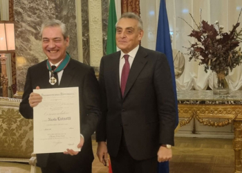 El embajador de Italia condecora al maestro Nicola Luisotti