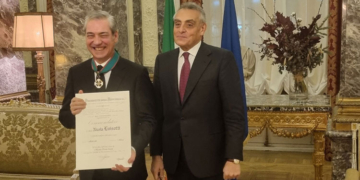 El embajador de Italia condecora al maestro Nicola Luisotti