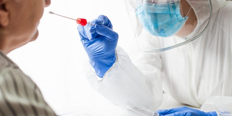 El Gobierno admite una alternativa a los PCR más rápida y barata para entrar en España