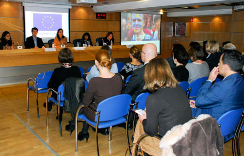 Los representantes consulares plantearon numerosas cuestiones prácticas durante la reunión./ Foto: AR