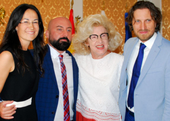 Agnieszka Woszczek, Piotr Dolata y Maciej Brodowicz, con la embajadora Marzenna Adamczyk./ Foto: AR