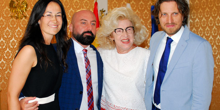 Agnieszka Woszczek, Piotr Dolata y Maciej Brodowicz, con la embajadora Marzenna Adamczyk./ Foto: AR