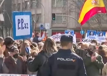 Manifestantes ante la sede del PP ayer.