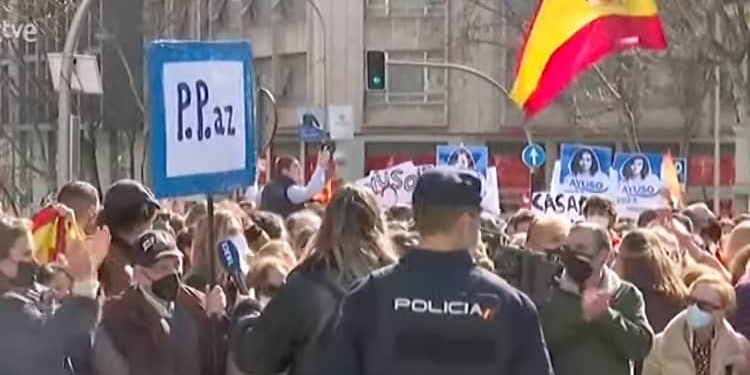 Manifestantes ante la sede del PP ayer.