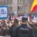 Manifestantes ante la sede del PP ayer.