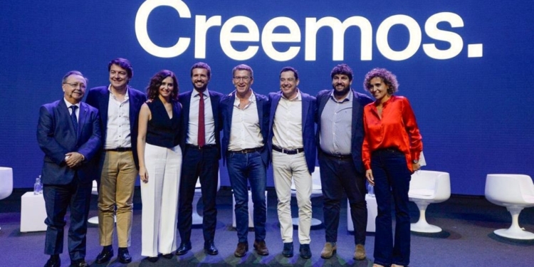 Pablo Casado, con los barones regionales del PP, ayer en Valencia./ Foto: Twitter @pablocasado_