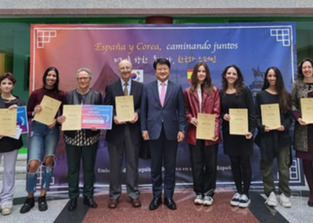El embajador Bahk Sahnghoon premia a los ganadores del concurso sobre Corea