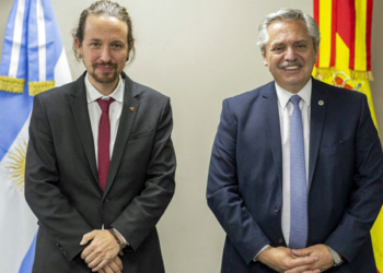 Pablo Iglesias y Alberto Fernández.