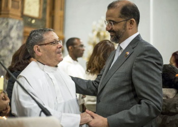 El padre Guerra con el embajador dominicano, Olivo Rodríguez.