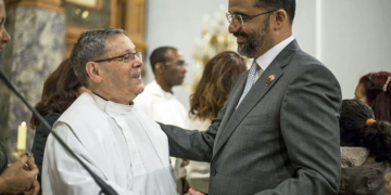 El padre Guerra con el embajador dominicano, Olivo Rodríguez.