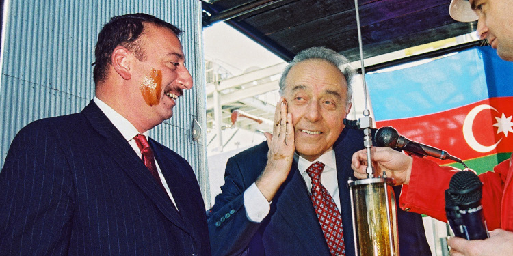El líder Nacional de Azerbaiyán, Heydar Aliyev, en la ceremonia de la primera extracción del petróleo en el marco del “Contrato del Siglo” el 12 de noviembre de 1997 en Bakú.