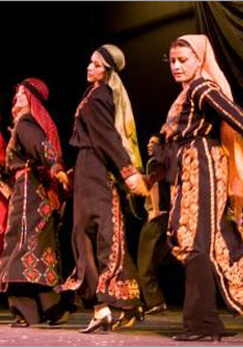 Baile ‘dabka’ en la conmemoración del 51 aniversario de la revolución palestina