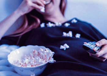 Imagen: https://pixabay.com/es/photos/personas-mujer-tv-pel%C3%ADculas-3281583/