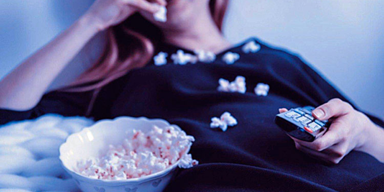 Imagen: https://pixabay.com/es/photos/personas-mujer-tv-pel%C3%ADculas-3281583/