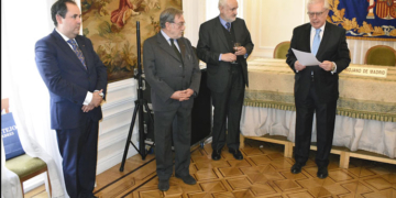 El embajador de España Javier Rupérez lee la laudatio del premiado en presencia del propio Eugenio Nasarre; del presidente de Paneuropa España, Florentino Portero; y del secretario general de esta organización, Carlos Uriarte./ Foto: Paneuropa España