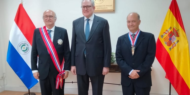 Paraguay condecora a Juan Fernández Trigo y Enrique Yturriaga