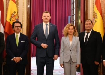 Una delegación del Parlamento de Letonia agradece la solidaridad española en el Báltico
