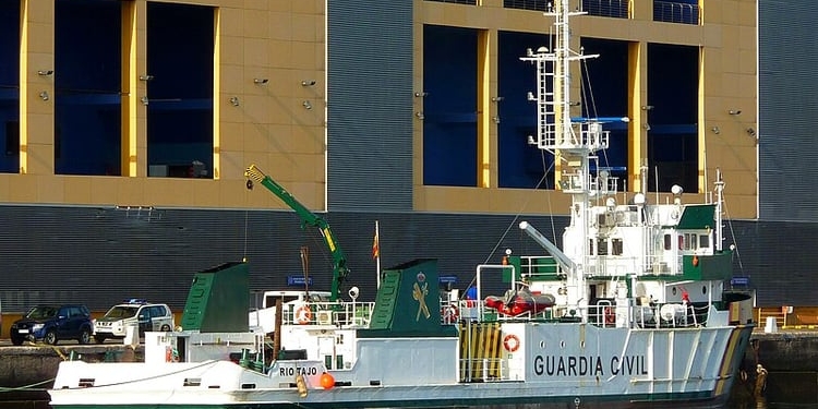 Una patrullera de la Guardia Civil con 168 migrantes a bordo pone rumbo a Senegal