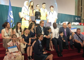 Los premiados con el presidente de Paz y Cooperación, Joaquín Antuña./ Foto: PyC