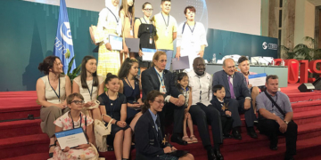 Los premiados con el presidente de Paz y Cooperación, Joaquín Antuña./ Foto: PyC