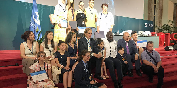 Los premiados con el presidente de Paz y Cooperación, Joaquín Antuña./ Foto: PyC