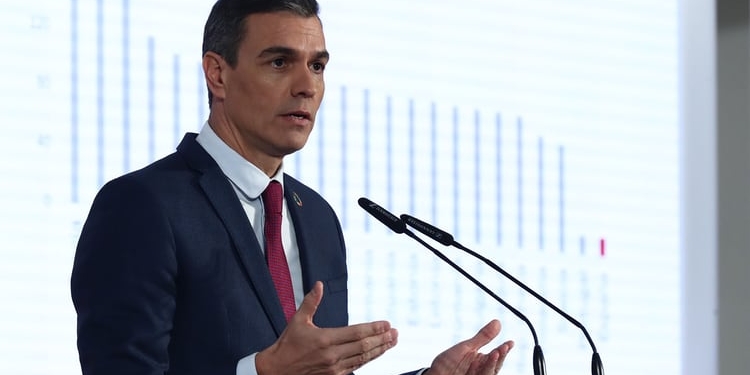 Sánchez disimula sus hipotecas independentistas ante el doble examen en las urnas