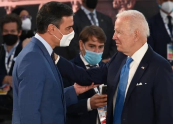 El presidente del Gobierno, Pedro Sánchez, conversa con el presidente de Estados Unidos, Joe Biden./ Foto: Pool Moncloa/Borja Puig de la Bellacasa