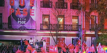 Pedro Sánchez saluda a sus simpatizantes, anoche desde la sede del PSOE.