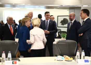 Pedro Sánchez charla con varios líderes europeos momentos antes del comienzo del desayuno de trabajo./ Foto: Pool Moncloa/Fernando Calvo