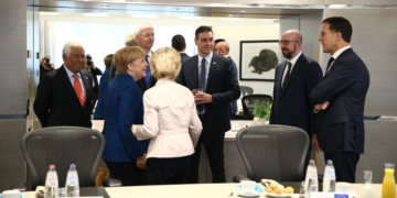 Pedro Sánchez charla con varios líderes europeos momentos antes del comienzo del desayuno de trabajo./ Foto: Pool Moncloa/Fernando Calvo