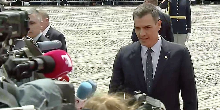 Pedro Sánchez atiende a los medios a su llegada al Consejo Europeo de Sibiu./ Foto: Consejo de la UE