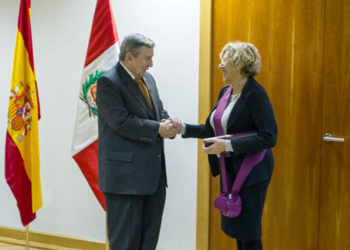 El embajador peruano impone la Gran Cruz del Sol de Perú a la alcaldesa de Madrid
