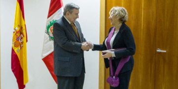 El embajador peruano impone la Gran Cruz del Sol de Perú a la alcaldesa de Madrid
