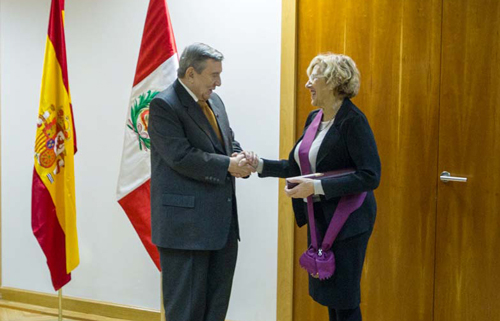 El embajador peruano impone la Gran Cruz del Sol de Perú a la alcaldesa de Madrid