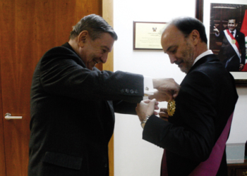 El embajador del Perú condecora a los responsables de Iberoamérica en Exteriores