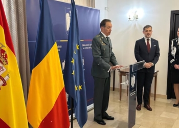 El embajador de Rumanía condecora a agentes de Policía y Guardia Civil