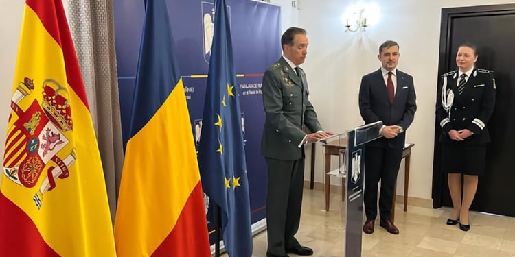 El embajador de Rumanía condecora a agentes de Policía y Guardia Civil