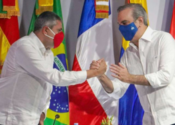 El secretario general de la OMT, Zurab Pololikashvili, y el presidente dominicano, Luis Abinader./ Foto: OMT