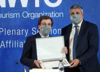 El secretario general de la OMT entrega la distinción al alcalde de Madrid./ Foto: Ayuntamiento de Madrid