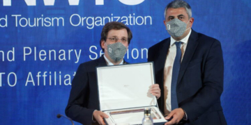 El secretario general de la OMT entrega la distinción al alcalde de Madrid./ Foto: Ayuntamiento de Madrid