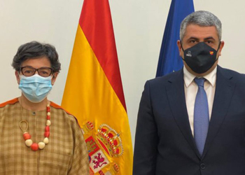 La ministra de Exteriores y el secretario general de la OMT posan antes de su reunión.