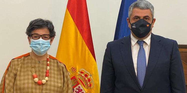 La ministra de Exteriores y el secretario general de la OMT posan antes de su reunión.