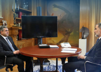 El Rey y el secretario general de la OMT durante su reunión, ayer, en el Palacio de la Zarzuela./ Foto: OMT