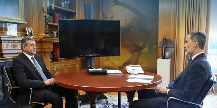 El Rey y el secretario general de la OMT durante su reunión, ayer, en el Palacio de la Zarzuela./ Foto: OMT