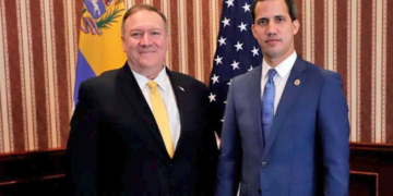 Juan Guaido con Mike Pompeo en Bogotá.