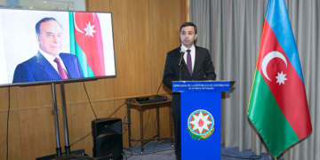 El embajador azerbaiyano, Anar Maharramov, gló la figura del líder nacional Heydar Aliyev.