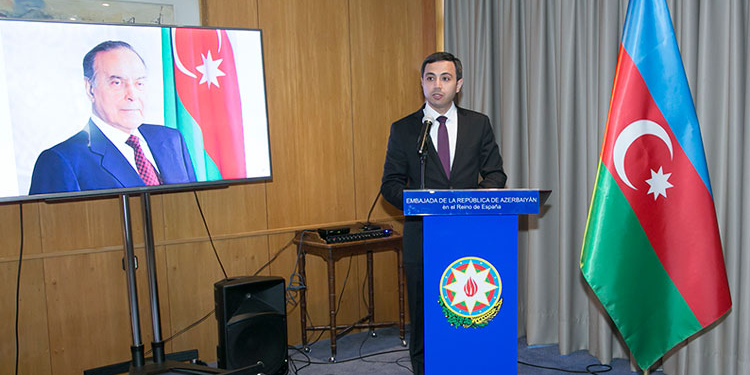El embajador azerbaiyano, Anar Maharramov, gló la figura del líder nacional Heydar Aliyev.