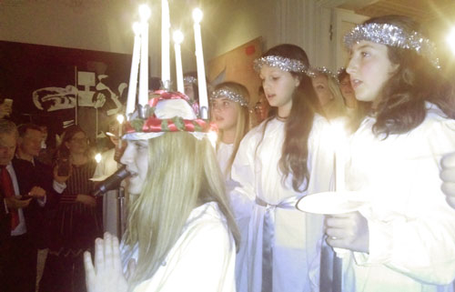 La Embajada de Suecia celebra un año más Santa Lucía con música y productos de su país