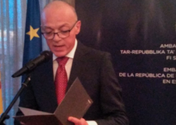 El embajador Vanni Xuereb se dirige a los invitados a la recepción con motivo de día de la independencia de Malta.